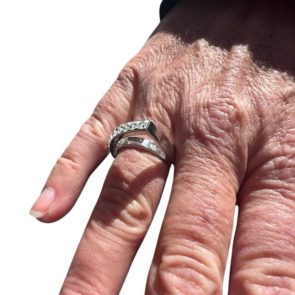 Elegant Silver Plated Ring with Glass Stones Size 7 3/4 - Picture 4 of 6